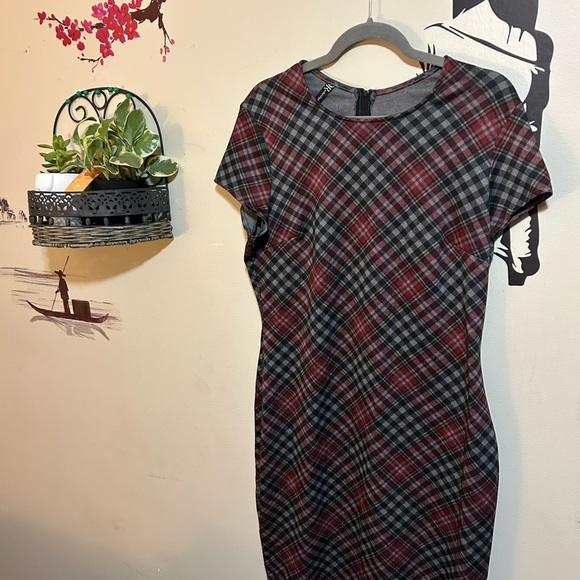Black and Red Checkered Pattern Dress - Picture 4 of 6